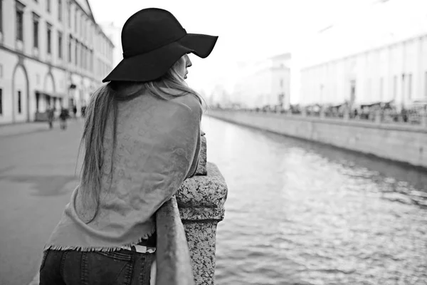 Mujer joven en la ciudad en otoño — Foto de Stock