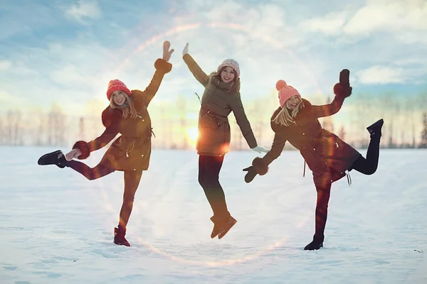 Mädchengruppe springt im Winter — Stockfoto