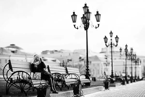 Femme assise sur un banc — Photo