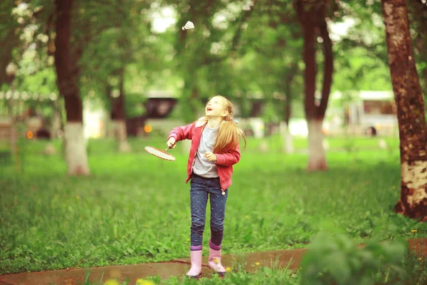 공원에서 배드민턴을 하는 소녀 — 스톡 사진