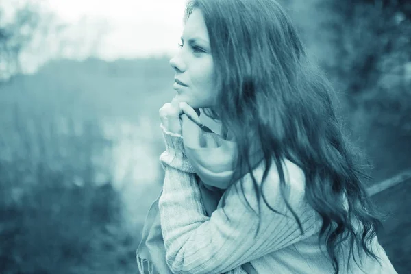 Jonge vrouw in in herfst park — Stockfoto