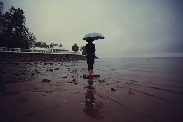 Deniz kenarında bir şemsiye ile kadın — Stok fotoğraf