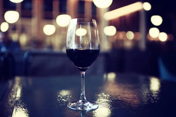 Akşam yemeği masada Şarap kadehi ile — Stok fotoğraf