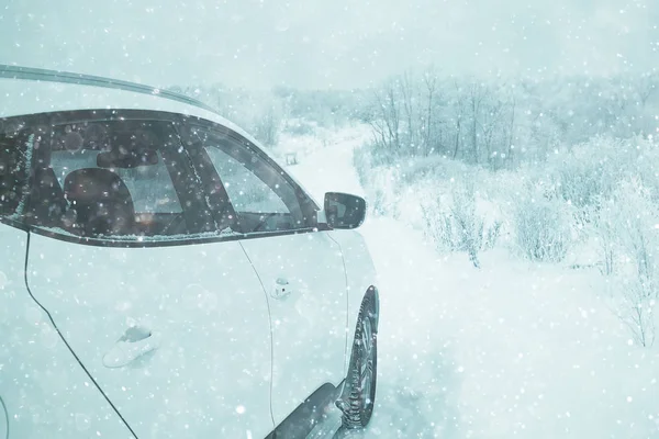 Bil i ett snöigt landskap — Stockfoto