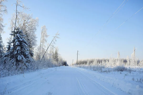Estrada nevada no inverno — Fotografia de Stock
