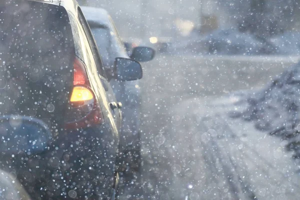 Auto sulla strada della città il giorno — Foto Stock