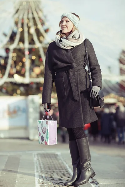 Snící žena v zimě města — Stock fotografie