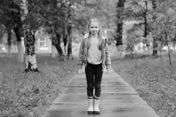 Flickan bär en jacka som är utomhus — Stockfoto
