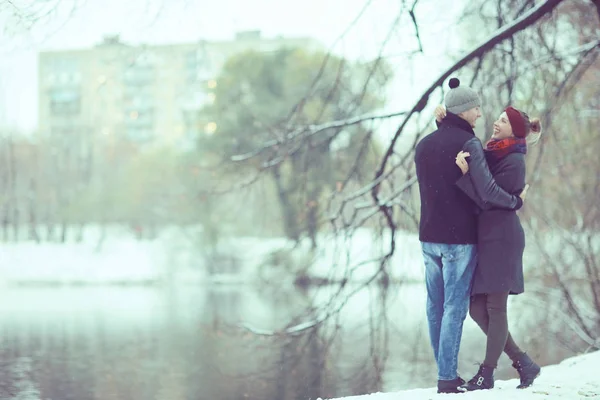 Jeune homme et femme dehors — Photo