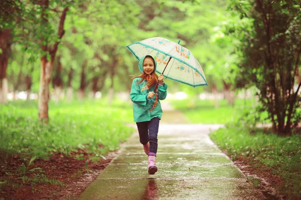Nettes Mädchen unter Frühlingsregen — Stockfoto