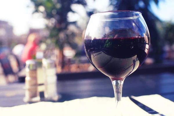 Bir bardak kırmızı şarap hizmet — Stok fotoğraf
