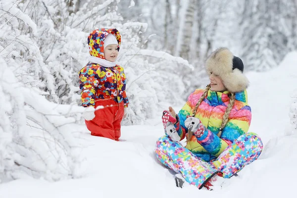 Femme et un enfant jouant en hiver — Photo