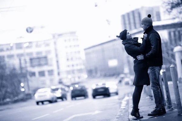 Couple on sidewalk of  city — Stock Photo, Image