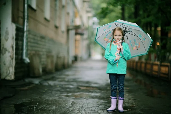 春の雨の下でかわいい女の子 — ストック写真
