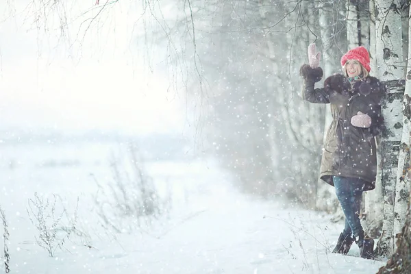 Giovane donna in inverno giorno freddo — Foto Stock