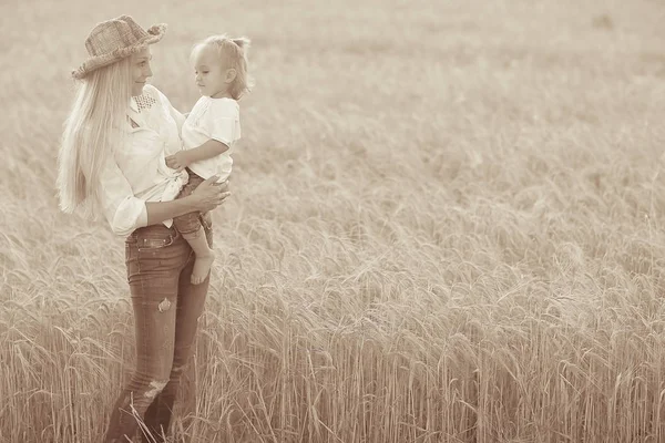 Mor och dotter på vetefält — Stockfoto