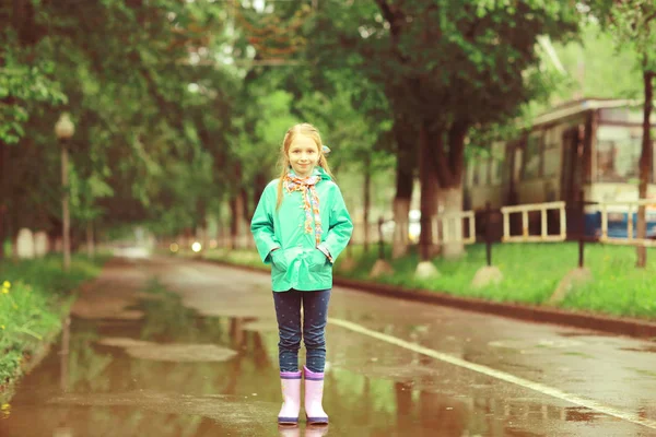 Lány játszik a tavaszi eső — Stock Fotó