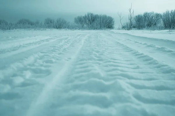 雪冬路足迹 — 图库照片