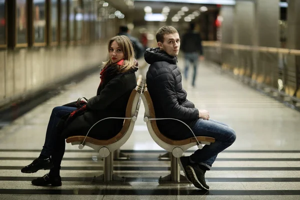 Mann und Frau sitzen auf Bank — Stockfoto