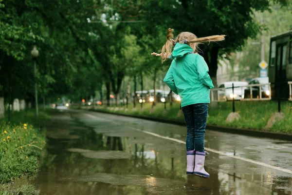 Menina jogando sob chuva primavera — Fotografia de Stock