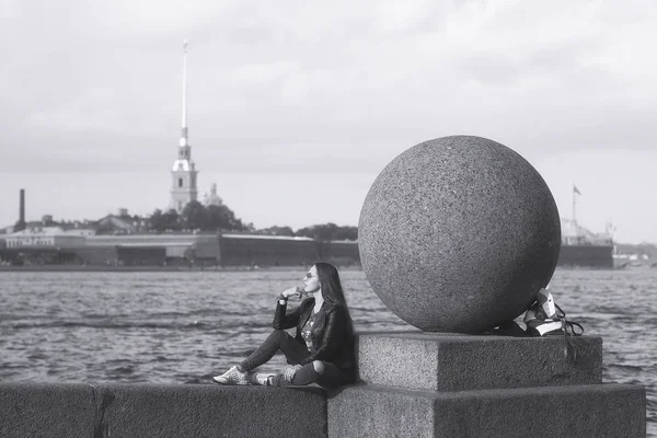 Jolie femme dans la ville — Photo