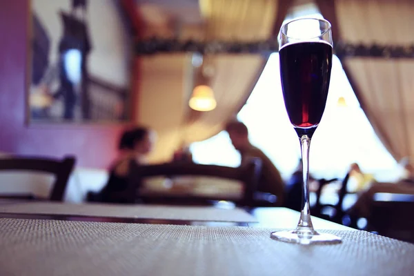 Copa de vino tinto en la mesa —  Fotos de Stock
