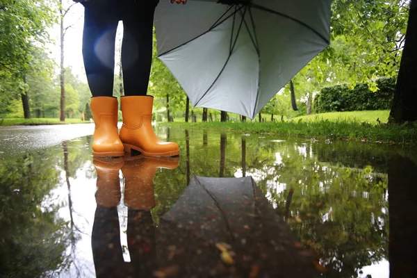 Vrouw voeten in rubberen laarzen — Stockfoto