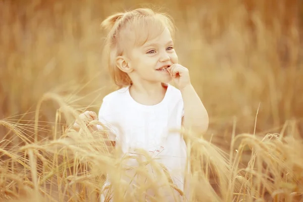 Bambina in campo — Foto Stock