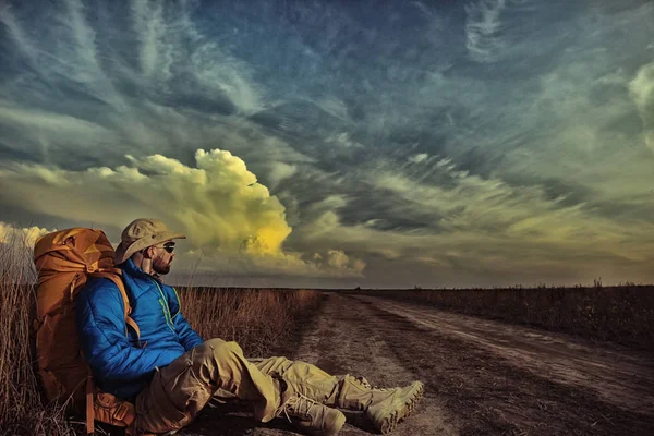 Hombre viajero en la vida silvestre en otoño —  Fotos de Stock