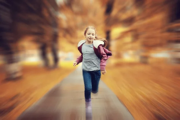 Fille courir dans le parc d'automne — Photo