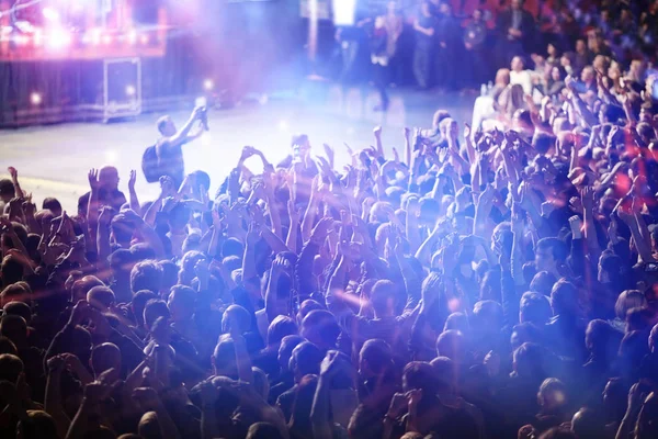 Orang-orang di konser night rock — Stok Foto