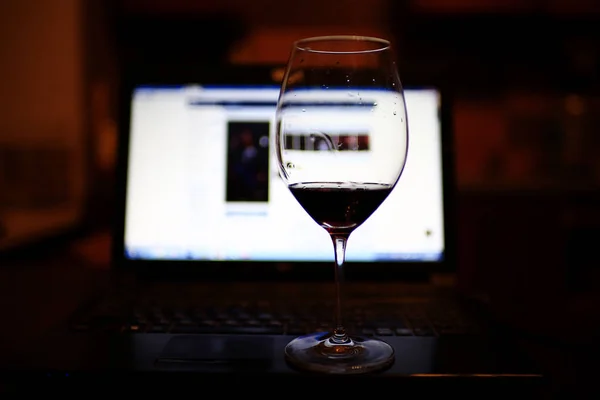 Bebida alcoólica em vidro no restaurante — Fotografia de Stock