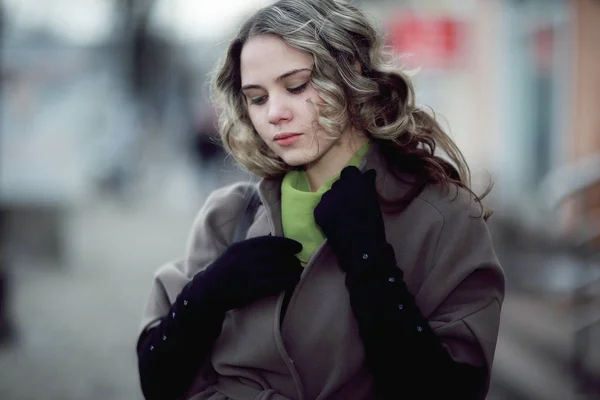 Niña en abrigo de otoño y guantes —  Fotos de Stock