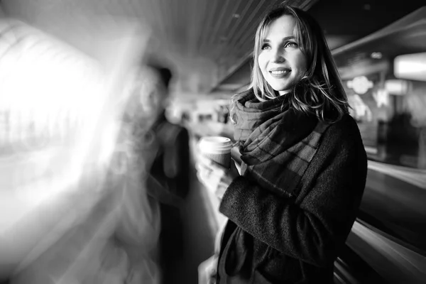 Ragazza in possesso di caffè del mattino — Foto Stock