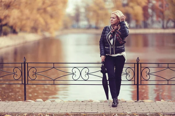 Woman walking in autumn park — Stock Photo, Image
