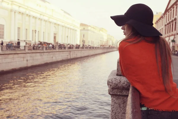 Brunette femme en chapeau — Photo