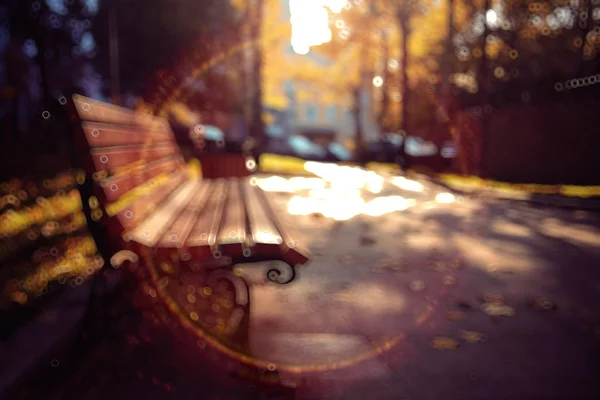 Sonbahar park yolundaki arka plan bulanık — Stok fotoğraf
