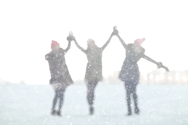 Νέων γυναικών στο χειμερινό πάρκο — Φωτογραφία Αρχείου