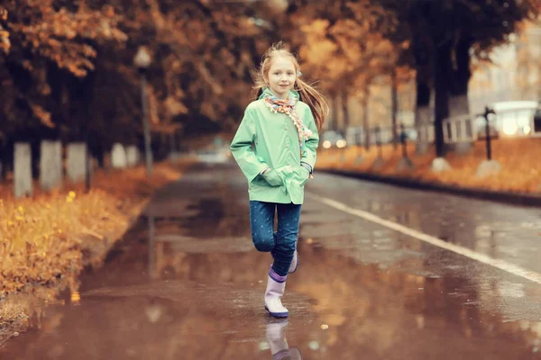 Dziewczyna odkryty po deszczu — Zdjęcie stockowe