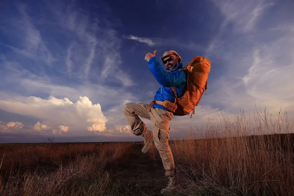 Muž cestovatel do přírody na podzim — Stock fotografie