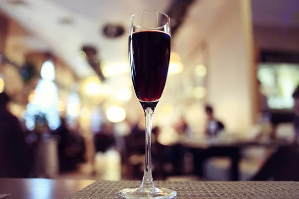 Стакан красного вина на столе — стоковое фото