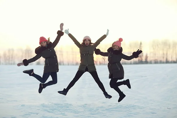 Gruppo di ragazze che saltano in inverno — Foto Stock