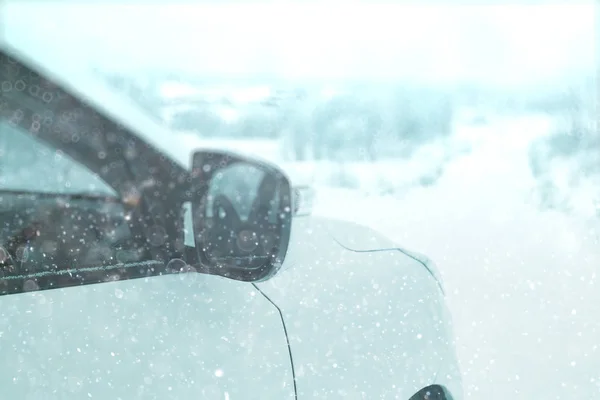 Фон с автомобилем зимой — стоковое фото