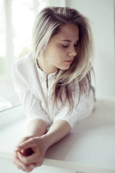 Schöne junge Blondine zu Hause — Stockfoto