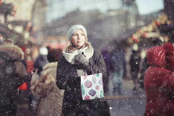 Sarışın kadın Noel hediyeleri satın alma — Stok fotoğraf