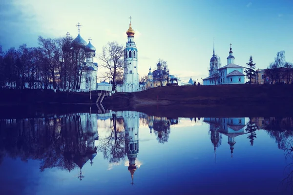 Kostel na břehu řeky na podzim — Stock fotografie