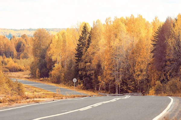 公路的秋景 — 图库照片