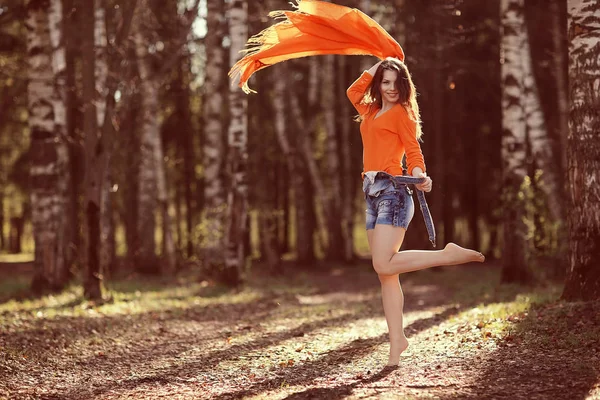 Весела дівчина в осінньому парку — стокове фото