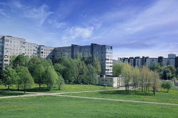 Soliga landskap i en stadspark — Stockfoto