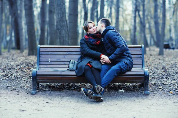 Pár sedí na lavičce — Stock fotografie